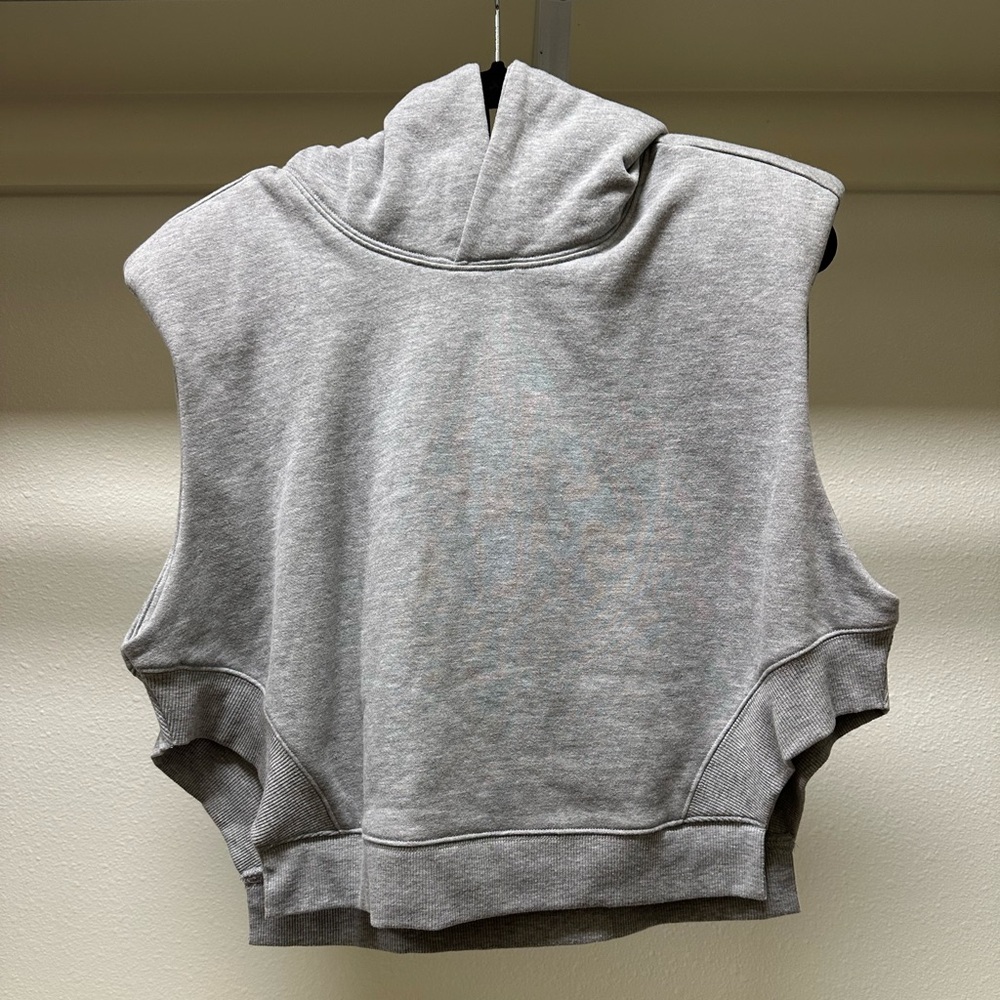 alo yoga cropped headliner shoulder pad sleeveless hoodie